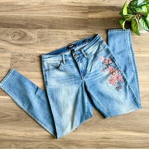 Nine West Gramercy Skinny Light Wash Mid Rise Floral Embroidery - Size 6